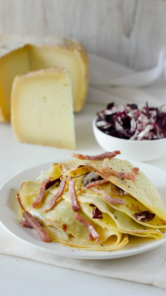 Le crespelle salate sono sempre una delizia e queste con radicchio, speck e pecorino le dovete assolutamente provare 🤪😎

Non a caso ho utilizzato il  pecorino D’Angio Deliziosa, un pecorino stagionato nelle grotte naturali dell’edificio Deliziosa e che dopo una lunga stagionatura acquisisce un gusto aromatico e unico che lo rende uno dei prodotti più amati dell’azienda casearia…😉

Voi l’avete già provato? ☺️

Qui di seguito la ricetta così possiate replicarle quanto prima.. 

.

Ingredienti crespelle:

4 uova

40 gr di burro

500 gr di latte

250 gr di farina

Ingredienti farcitura: 

300 gr di radicchio

1 spicchio di aglio

olio extra vergine di oliva

2 mestoli di acqua di cottura o brodo vegetale

200 gr di di pecorino D'Angio Deliziosa

180 gr di speck

sale

pepe

Cuociamo in forno a  220 gradi per circa 15 minuti. 

.

.

.

.

@deliziaspa

#Unsaporechetipuglia #nunziabellomo #Deliziaspa #crespelle 
#Caseificiodeliziosa #puglia #dietamediterranea
#caciocavallo #Caciocavallodigrotta adv