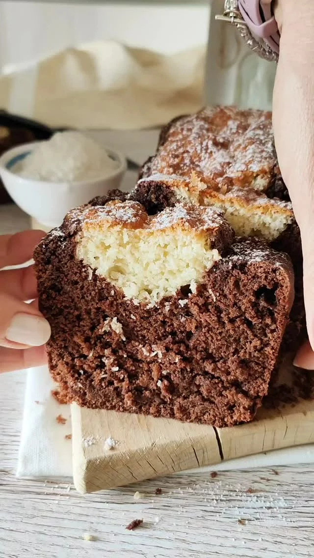 Plumcake al cioccolato con cuore di cocco senza burro 💕💕💕
.
Tra gli abbinamenti che più amo in pasticceria c’è in assoluto il cioccolato/cocco 🥥🍫
.
Ricordate i bounty?🤪🤪 Ecco per me sono davvero pazzeschi 😉
E quindi ecco qui una proposta semplicissima da realizzare subito😎
Sono certa che questo plumcake vi conquisterà al primo morso😜
.

✔️Salva il reel 💕
✔️ Condividilo con i tuoi amici💕
.
.
.
.
.
#nunziabellomo #foodbloggerbari #plumcake #cioccolato #cocco #senzaburro