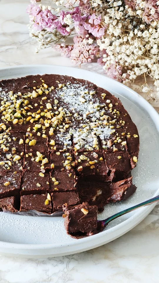 Torta o dolce al cioccolato con soli 2 ingredienti e senza cottura 😅😅
Ne abbiamo discusso a lungo qualche settimana fa nelle storie😱😉 ma nonostante tutto mi avete chiesto e richiesto la ricetta..che poi non è una vera e propria ricetta ma…😎 di sicuro otterrete un dolce in pochissimi minuti (riposo a parte) e con 0 SBATTIMENTI!😱😉
.
A me, nonostante tutto, è piaciuto molto!
Ditemi la vostra…
.
Ingredienti:
300 gr di banane mature
350 gr di cioccolato fondente
q.b. zucchero a velo
q.b. pistacchi tritati
.
.
.
.
#nunziabellomo #foodbloggerbari #cioccolato #senzacottura 
.
.
Dolce senza cottura | banane e cioccolato | dolce senza sbattimenti| torta facile | dolce con banane