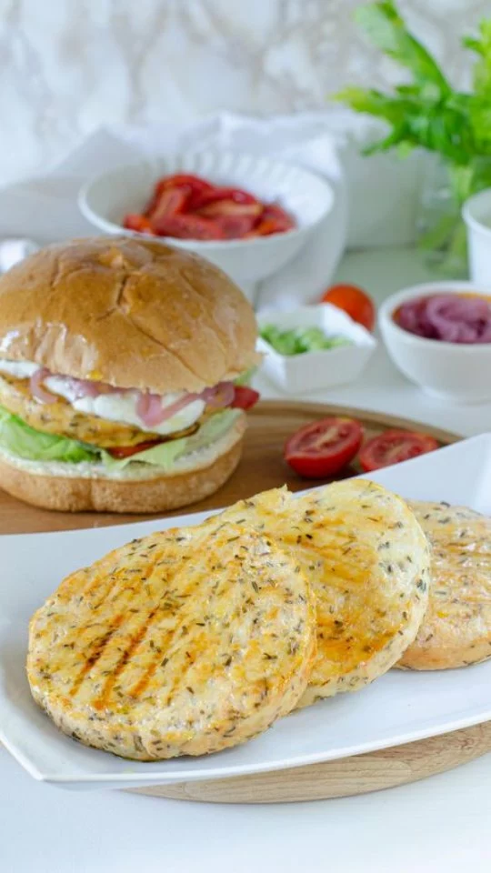 Hamburger di pollo? 
Oh yes!!
Maaaa…rigorosamente fatti a casa!😍
Oggi vi mostro come preparare gli hamburger di pollo a casa con il petto di pollo Club dei Galli Fileni!

Perfetti da gustare come secondo piatto, o piatto unico, accompagnato da insalata, patatine o semplicemente perfetto da gustare in un panino farcito.

Io siccome non mi faccio mancare nulla preferisco portare in tavola gli hamburger di pollo con mayo al sedano 

Curiosi di farlo con me?

Ingredienti:

600 gr circa di petto di pollo Club dei Galli 

40 gr di formaggio grattugiato tipo parmigiano 

2 cucchiai di origano secco tritato

20 gr di vino bianco

2 cucchiaino di senape

2 cucchiaini di concentrato di pomodoro

sale fino

pepe

Ingredienti maionese al sedano:

100 gr di olio di semi di girasole 

50 gr di bevanda di soia 

1 pizzico di sale fino

1 cucchiaio di aceto

1 piccola costa di sedano

Ingredienti per farcitura panino:

foglie di insalata

pomodori

olio extra vergine di oliva

maionese al sedano

cipolle in agrodolce (o sotto aceto a piacere) 

@clubdeigalli

 #clubdeigalli #advertising #sponsored

#nunziabellomo #dietamediterranea #pettodipollo