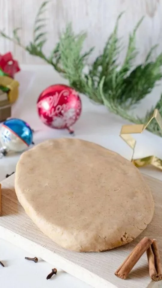 Pasta frolla speziata per biscotti di Natale 🎄🎄🎉🎁
.
Una frolla perfetta per realizzare biscottini che non perdono la forma in cottura😎 ecco l'ho detto 😂😅🤣.. e domani vi farò vedere il risultato finale😜
.
Intanto segnate gli ingredienti e preparatela subito con me!
.
✔️Salva il reel 💕
✔️ Condividilo con i tuoi amici 💕
.
.
.

250 gr di farina 00
150 gr di burro (il mio senza lattosio)
100 gr di zucchero a velo
40 gr di tuorli
1 pizzico di sale
q.b. cannella in polvere
q.b. zenzero in polvere
q.b. chiodi di garofano in polvere
.
#nunziabellomo #frolla #pastafrolla #natale #biscottidinatale #unaricettaalgiorno #spezie