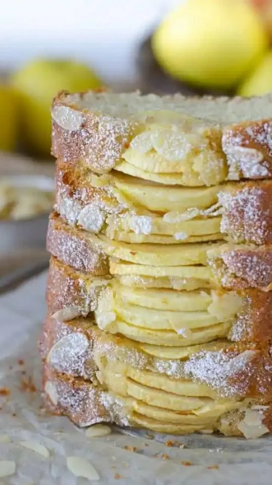 Plumcake allo yogurt senza lattosio con mele a fette e mandorle
💕🥰🥰
Un dolce classico sempre perfetto da poter servire sia a colazione con latte e caffè che nella pausa pomeridiana accompagnato da un tè caldo☕
Le mele dolci e succose rendono il plumcake umido e gradevole, una vera coccola per grandi e per piccini.
.
Salva il reel e segna gli ingredienti:
2 mele
succo di 1 limone

3 uova

130 gr zucchero semolato

80 gr di olio di semi di girasole

125 gr di yogurt senza lattosio

180 gr di farina 00

20 gr di fecola di patate

1 bustina di lievito per dolci

1 pizzico di sale fino

1 pizzico di cannella

Per completare:

q.b. mandorle a fette

q.b. zucchero semolato

Inforniamo in forno già caldo modalità statica a 180 gradi per circa 40/45 minuti.

.
.
.
.
#nunziabellomo 
#foodbloggerbari #plumcake #dietamediterrana #mele