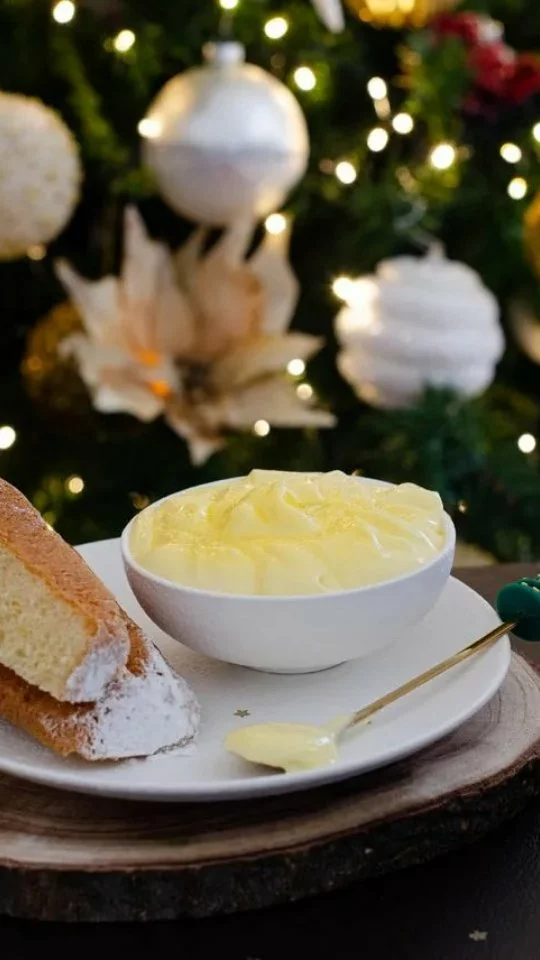 Crema al mascarpone con uova pastorizzate🥰...senza panna😅😅
.
Una crema che solitamente utilizziamo per realizzare il tiramisù, ma è così golosa che spesso viene consumata come dolce di fine pasto e/o cena servita semplicemente con un pochino di cacao😁 oppure in questo periodo di festa per farcire pandori e panettoni😜😛
.
Oggi vi faccio vedere come pastorizzare le uova,
realizzando una pate-à-bombe, ovvero una base di pasticceria che vi sarà utile per diverse preparazioni che vedremo anche nei prossimi giorni😲
.
Pronti a farcire i vostri grandi lievitati delle feste?🎄🎀❤

 

250 gr di mascarpone

3 tuorli di uovo

60 gr di zucchero semolato

50 gr di acqua
.
.
.
.
 .
#nunziabellomo #bloggerpuglia #crema 
#cremamascarpone