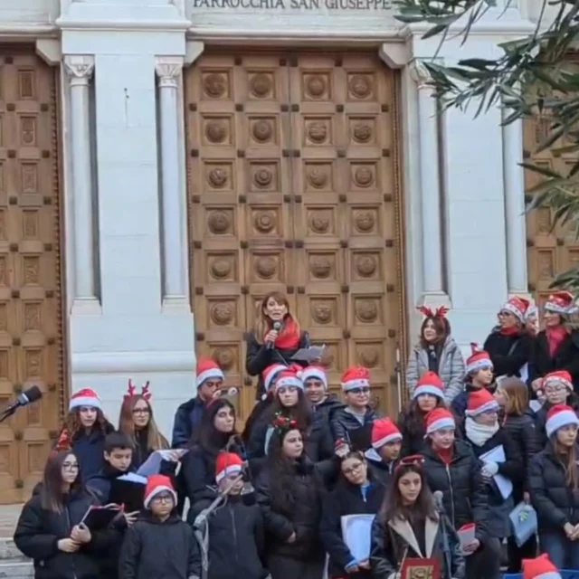 È stata un'esperienza bellissima presentare l'evento "Illuminiamo il Natale" nel piazzale della Chiesa di San Giuseppe ♥️
.
Un'iniziativa di grande valore, promossa dall'Associazione @madonnellarepublic e patrocinata dal Comune di Bari, con la partecipazione degli assessori @pietropetruzzelli e Lacoppola. 
.
L'emozionante concerto dei bambini della scuola media Amedeo D'Aosta ha creato un'atmosfera magica, culminata con l'illuminazione dell'Ulivo di Natale, un simbolo di sostenibilità, territorio, e comunità.
.
Un ringraziamento particolare a @confagricolturabaribat   e a @fondazionemegamark
.
.
@flaviadefilippis
.
.
#nunziabellomo #foodbloggerbari #eventibari