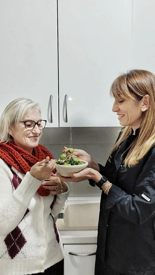 Orecchiette con le cime di rapa 😍😍😍

Questa è una di quelle ricette di famiglia che faccio da sempre ❤️
.
Ogni volta mi chiedete la ricetta e oggi l’ho realizzata con mamma proprio come faceva mia nonna grazie a @oliofarchioni e al suo contest #insiemedasempre 💕💕
.
Vi piace come idea?

.

Per quanto riguarda la ricetta qui di seguito trovate tutti gli ingredienti e nel video il procedimento.
Ingredienti
350 gr di orecchiette
1 kg di cime di rapa
2 spicchi di aglio
q.b. peperoncino
q.b. olio extra vergine di oliva Farchioni
3 alici sotto sale (se non le avete potete anche utilizzare quelle più commerciali sott’olio)

.

Per partecipare al contest invece dovete 
📸📸📸 scattare una foto o realizzare un video in cui siete con i nonni

condividerlo nelle tue storie e taggare @oliofarchioni

si avvierà in automatico una conversazione in direct e alla fine scoprirete subito se avete vinto una fornitura annuale di Olio Farchioni + oliera in ceramica brendizzata. 

.

Inoltre a fine contest, ci sarà l’estrazione tra i partecipanti e i 10 più fortunati riceveranno in premio 10 Polaroid.

.

.

.

.

@oliofarchioni
adv 
#insiemedasempre

#Nunziabellomo #oliofarchioni #orecchiette #cimedirapa

#tipicapugliese #ricettabarese