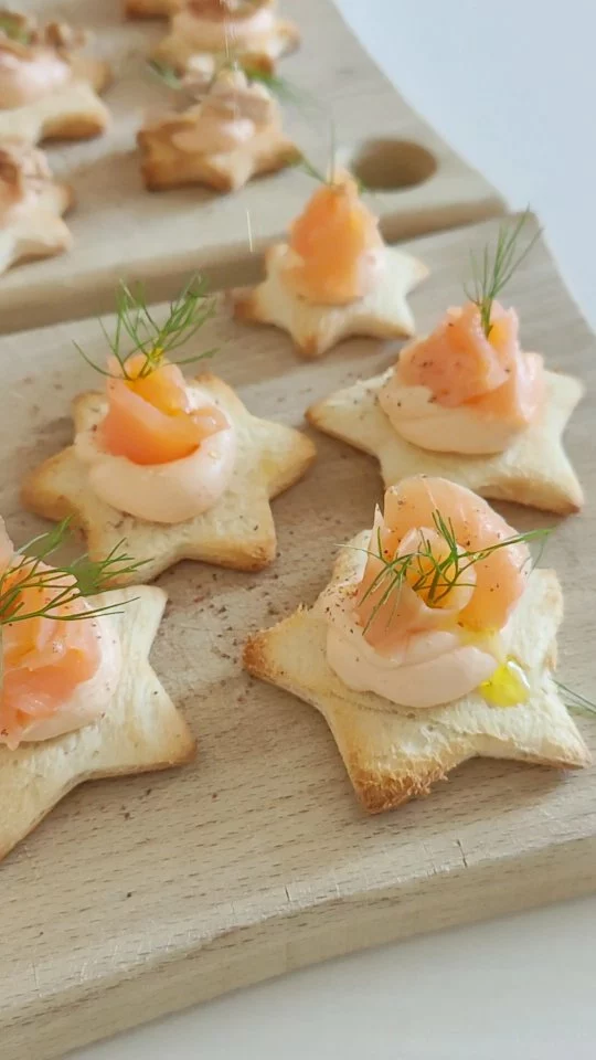 Stelline di pane bianco formaggio e salmone
🌟🌟🌟
Facilissime da realizzare, non possono mancare sulle tavole in festa🎄
La ricetta è molto semplice e si realizzano in pochissimo tempo.
.
Pronti a realizzarle anche voi?
.
Ingredienti:
3 fette di pane bianco
1 confezione di formaggio morbido al salmone (oppure neutro)
100 gr di salmone affumicato
Tonno in vasetto
olio extra vergine di oliva
Pepe
Barba di finocchio
.
Inforniamo a 180 gradi per circa 10/12 minuti
.

.
.
.
#fingerfood #natale #vigilia #natale2024  #unaricettaalgiorno #salmone