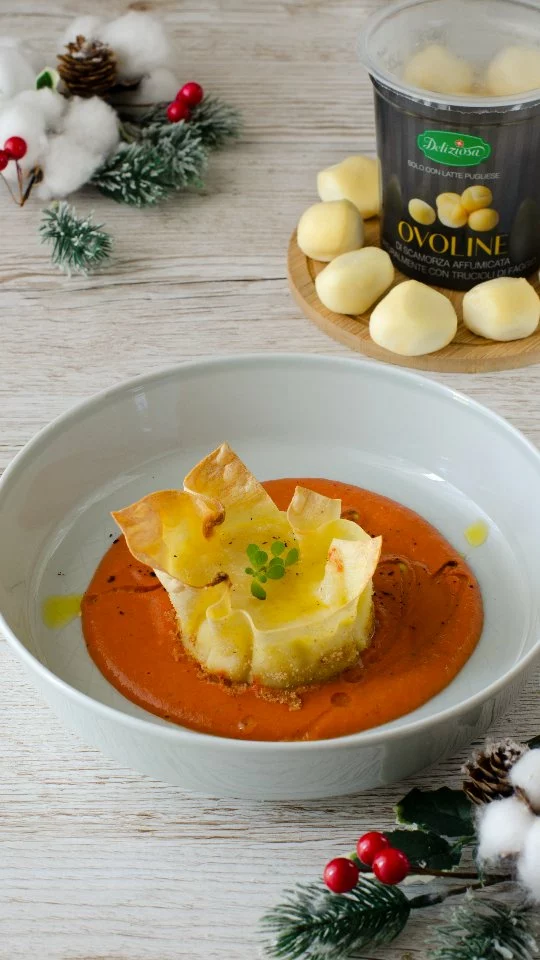 Per rendere speciale la tavola della Vigilia di Natale abbiamo pensato ad un primo piatto davvero originale seppur partendo da un’idea tradizionale.
🎄🎄🎄
Si tratta di lasagne monoporzione eleganti, a base di pesce e perfette per la tavola delle feste.😉🌟
.
Ad arricchire il sapore ci sono le Ovoline affumicate di Deliziosa golose bontà di pasta di scamorza naturalmente affumicate.
.
Pronti a realizzarle con noi? 

.

Ingredienti: 

Ingredienti per 8 porzioni: 

4 sfoglie di lasagna fresca

1 confezione di Ovoline affumicate Deliziosa

pangrattato

pirottini in alluminio (o se preferite i ceramica)

70 gr di parmigiano Reggiano grattugiato

maggiorana

Ingredienti pomodori al forno:

400 gr di pomodorino ciliegino

olio extra vergine di oliva

sale

pepe

origano 

zucchero a velo

Ingredienti besciamella: 

1 lt di latte

80 gr di farina

80 gr di burro

sale fino (q.b.)

noce moscata (q.b.)

Ingredienti pesce spada:

300 gr di pesce spada in trancio 

2 spicchi di aglio

aromi a piacere tra cui rosmarino, salvia, basilico

olio extra vergine di oliva

..

.

.

.

@deliziaspa

#deliziosa 

#nunziabellomo #ovoline 

#lasagna #monoporzione #unsaporechetipuglia #deliziaspa #latavoladellefeste #natale2024