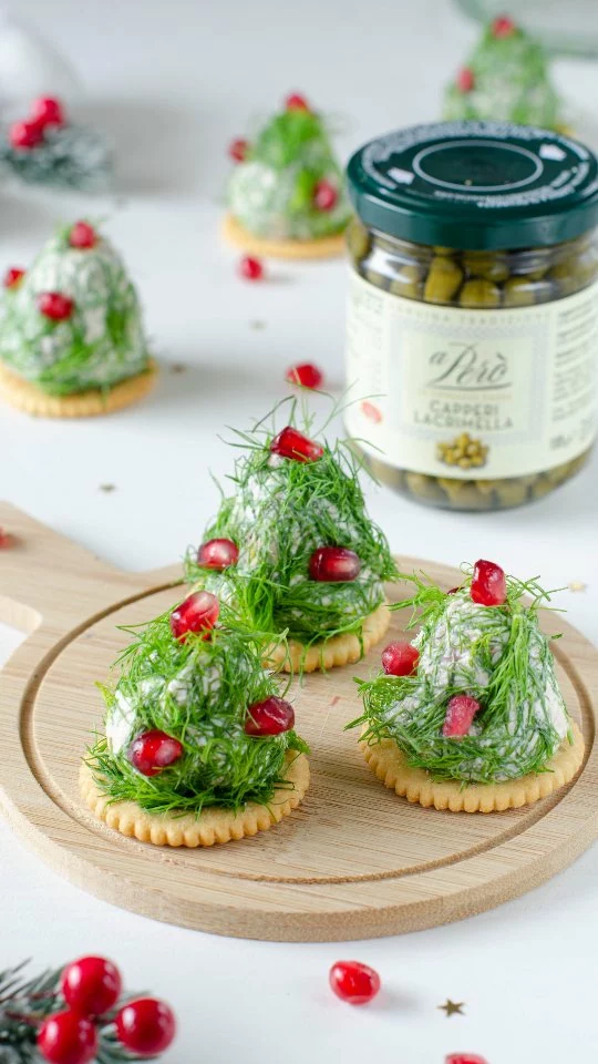 Durante il periodo natalizio gli alberelli in tavola non possono mancare 🤪 di pasta sfoglia, di pane o di salumi e formaggi, sono sempre presenti🎄🎄🎄
.
Oggi invece li ho realizzati con un formaggio morbido, del tonno ed i capperi.
Come sempre scelgo capperi di qualità infatti ho scelto quelli di @leconservedaune ottimi per arricchire piatti a base di carne, pizze e finger food come in questo caso 😉 
.
Pronti a realizzarli con noi? 
.
Ingredienti pz. 8
2 panetti di philadelphia da 80 gr 
2 cucchiai di capperi di Conserve Daune
1 scatoletta di tonno da 120 gr
pepe
sale
olio extra vergine di oliva
barbetta di finocchio
chicchi di melagrana
Crackers ritz
.
.
.
#nunziabellomo #foodblogger #natale #fingerfood