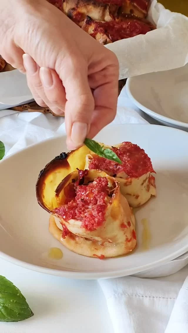 Se cercate un primo piatto alternativo alla solita pasta al forno queste crespelle sono perfette per voi 😉🎄

Dal cuore goloso e semplicissime da realizzare le rose di crespelle al forno con funghi mozzarella e salame piaceranno a grandi e piccini.☺️

Solitamente questa ricetta è arricchita con besciamella e a volte anche con della carne macinata ma per voi ho voluto riprodurre una ricetta più semplice con una delicata salsa di pomodoro....😍

Cosa ne dite, vi piace?

Ingredienti crespelle:

4 uova

40 gr di burro

500 gr di latte

250 gr di farina 00

Ingredienti per la farcitura:

2 - 3 mozzarelle

250 gr di salame a fette (oppure altro salume)

500 gr di funghi della tipologia che preferisci

3 spicchi di aglio

1 gambo di prezzemolo

90 gr di formaggio parmigiano grattugiato

q.b. olio extra vergine di oliva

mezza cipolla

500 gr di salsa di pomodoro

.

.

.

.

#nunziabellomo #foodblogger #crespelle #primo #pastaalforno #dietamediterranea