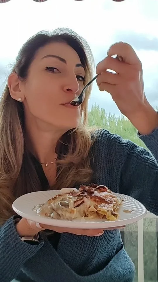 🤪😅😍
uno dei piatti più iconici della cucina italiana e che la domenica non può mancare sulla nostra tavola...
Dalle mille farciture e varianti è sempre tanto amata da grandi e piccini🌟🤣.
.
Curiosi di scoprire la mia variante?
Fammi sapere cosa ne pensi...😎
Buona domenica! 🍝
.
.
Segna gli ingredienti:
Ingredienti besciamella senza lattosio:
1 lt di latte senza lattosio (oppure bevanda alla soia)
100 gr di farina 00
80 gr di olio di semi
q.b. sale fino
q.b. noce moscata
.
Ingredienti lasagna:
400/450 gr di salsiccia di suino dolce
mezzo bicchiere di vino bianco
mezzo bicchiere di acqua
q.b. olio extra vergine di oliva
1 confezione di lasagna fresca
90 gr di formaggio grattugiato tipo parmigiano
.
Ingredienti cottura radicchio:
2 cespi di radicchio trevigiano
2 spicchi di aglio
q.b. olio extra vergine di oliva
.
.
.
.
.
#nunziabellomo #lasagna #radicchio #radicchioditreviso #foodbloggerbari #cucinaitaliana🇮🇹 #dietamediterrana