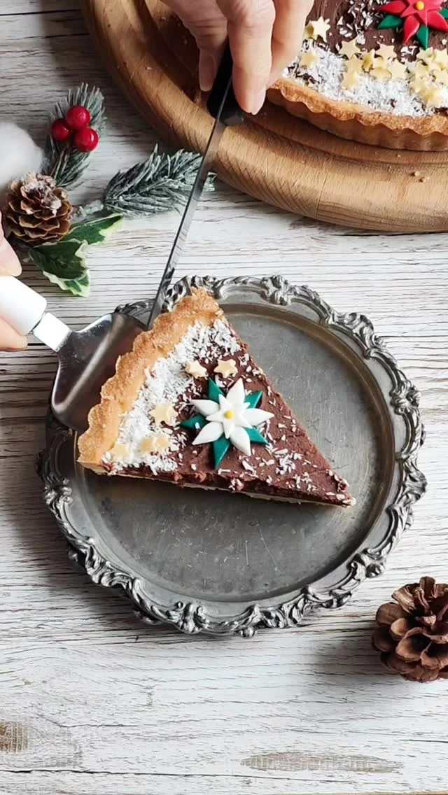 Il dolce più magico delle feste? 🎄🎁🌟
Ovviamente la crostata di Natale😍 
Una base di frolla arricchita da una  ganache al cioccolato e cocco rapè.
Con questa ricetta sarà un successo assicurato😉🔥
.
Per la ricetta qui di seguito: 

Ingredienti pasta frolla

250 gr di farina 00
160/180 gr di burro
100 gr di zucchero a velo
50 gr di uovo intero
1 scorza arancia non trattata

Ingredienti ganache:

400 gr di cioccolato fondente
250 gr di panna fresca
80 gr di burro

Ingredienti per decorazione: 
marmellata di arance
coccò rapè
confettini a forma di stella
decori di zucchero a piacere

Per la preparazione ti aspetto nelle storie o direttamente sul mio sito www.nunziabellomo.it
.
.
.
#nunziabellomo #foodbloggerbari #crostata #frolla