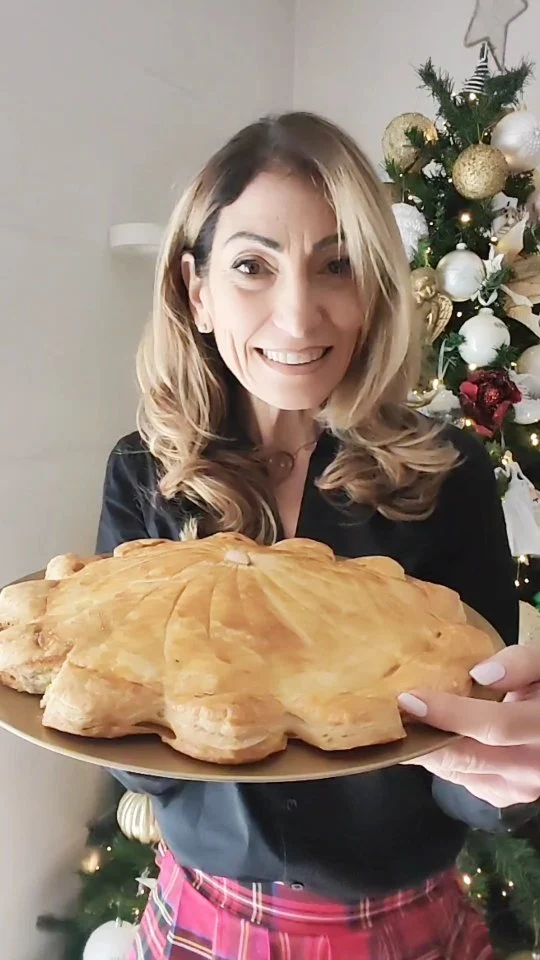 Da secoli nel nord della Francia l’epifania si festeggia con la galette des rois 👑
.
Di Galette ne esistono varie versioni e può essere farcita con frutta, creme, cioccolato o salsa alle mele, ma la più famosa, questa di sfoglia riempita con crema frangipane e un favè (una fava) (oggi sostituita dalla mandorla)😎🤪
.
Si racconta che il giorno della festa dell’Epifania, il padrone di casa tagliava tante fette quante erano i commensali e chi trovava il fagiolo veniva incoronato “Re”..
.
Provala e fammi sapere chi, a casa tua, è ol Re per un giorno 😎😉

Ingredienti:
2 dischi di pasta sfoglia (rotonda)
125 gr di burro
125 gr di zucchero
125 gr di farina di mandorle
2 uova
q.b. gocce di aroma di mandorle
2 mandorle pelata
1 pizzico di sale
1 tuorlo
Inforniamo a 180 gradi modalità statica per circa 30/35 minuti o fino a completa doratura.
.
.
.
.
#nunziabellomo #foodblogger #sfoglia #pastasfoglia #galette #epifania
.
.
.
.
Ricetta tradizionale | ricetta epifania | gallette des Rois | Befana