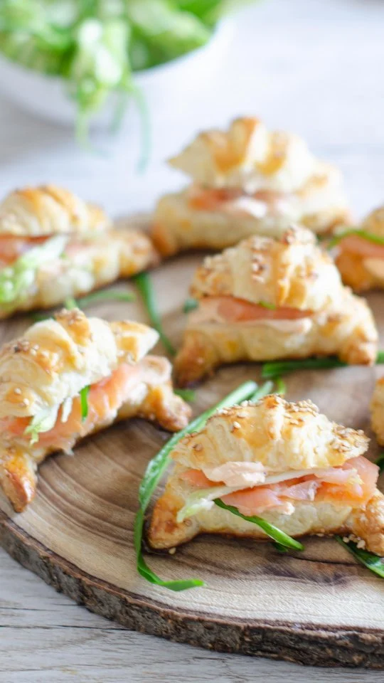 Cerchi un antipasto sfizioso e facile per stupire i tuoi ospiti? 😎
I cornetti salati di pasta sfoglia e salmone affumicato sono la risposta perfetta 😉
.
La preparazione è semplicissima, ma la vera magia sta nella versatilità di questa ricetta: puoi sbizzarrirti con i ripieni che preferisci e saranno sempre pazzeschi! ...e tu come li farciresti? 
.
Ingredienti: 
1 rotolo di pasta sfoglia
80 gr di formaggio morbido al salmone oppure neutro
acqua
1 uovo
semi di sesamo
5 cicorielle puntarelle
150 gr di salmone affumicato
olio extra vergine di oliva
pepe
scorza di 1 limone
.
.
.
.
.
.
.
.
.
#nunziabellomo #foodblogger #dietamediterranea #salmone
.
.
Antipasto veloce | Salmone affumicato | ricetta facile | ricetta con pasta sfoglia e salmone affumicato