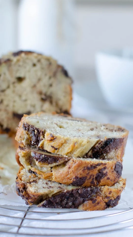 Inizia la giornata con un dolce sano e goloso! 🍌🍞
Il Banana bread è un classico della cucina anglosassone, perfetto per utilizzare le banane troppo mature.🍌🍌🍌
 La mia versione, senza burro e arricchita con gocce di cioccolato e cannella, è ancora più gustosa e perfetta per una colazione nutriente🔥☺️🤪
.
Provate questa ricetta e fatemi sapere cosa ne pensate!
.
Ingredienti: 

3 banane + 1 per la decorazione
3 uova intere
50 gr di olio di semi
150 gr di zucchero semolato 
16 gr di lievito per dolci
250 gr di farina 00
1 pizzico di sale
gocce di cioccolato
1 pizzico di cannella 
granella di noci 
1 succo limone per la banana

..
.
.
.
#Nunziabellomo #foodblogger #foodbloggerpuglia #bari #dietamediterranea
#BananaBread #Ricetta #Colazione #Merenda #DolceSano
.
.
Colazione sana | senza burro | dolci senza burro | banana bread senza burro