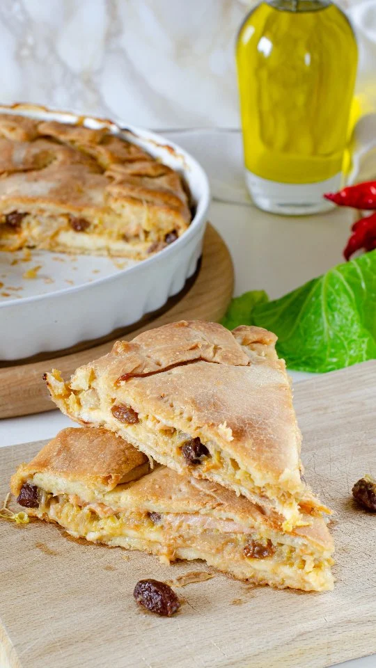 Calzone ripieno: una ricetta versatile e gustosa per ogni occasione 😉
.
Il calzone è un simbolo della cucina pugliese, un piatto povero che è diventato un vero e proprio cult 😍
.
Ogni famiglia ha la sua ricetta segreta, ma tutti concordano su una cosa: è semplicemente irresistibile 🤪🤪
.
Pronti a realizzarlo con me? 
.
Ingredienti impasto:

200 gr di acqua 

350/ 360 gr di farina 00 

1 cucchiaino di zucchero

2 gr di lievito  secco

8 gr di sale

.

Ingredienti farcitura: 

1 verza di piccole dimensioni

120 gr di uvetta idratata con acqua

1 cipolla

olio extra vergine di oliva

peperoncino

salmone

1 confezione di formaggio tipo Galbanino

formaggio grattugiato

Inforniamo a in forno caldo modalità statica a 180 gradi per 30/40 minuti

.

.

.

.

.

#nunziabellomo #foodblogger #verza #calzone #dietamediterranea #food #pugliainside

.

.

Ricette di stagione | verza | piatti unici | calzone pugliese