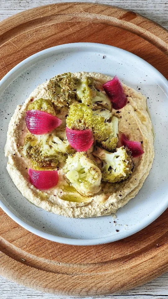 Un tripudio di sapori: hummus cremoso, cavolfiore croccante e cipolle caramellate
😍😍😍
L’hummus è una salsa conosciuta in tutto il mondo a base di ceci e tahina e oggi si trasforma in un piatto completo e gustoso!
😎
Infatti ho abbinato la cremosità della salsa di ceci al sapore intenso del cavolfiore al forno e alla dolcezza delle cipolle in agrodolce😉
.
Ti piace come idea per iniziare la settimana? 
.
Ingredienti:

1 cavolfiore verde di media dimensione
Mozzarella tagliata a julienne
Cipolla in agrodolce

Salsa per cavolfiore: 
olio extra vergine di oliva
sale
pepe
tabasco
1 cucchiaino di pesto di basilico
pangrattato
Hummus di ceci:

300 gr di ceci già cotti
1 spicchio di aglio
succo di mezzo limone
olio extra vergine di oliva
pepe
sale
salsa tahina
un filo di acqua
.
.
.
#nunziabellomo #hummus #piattounico #ceci #dietamediterranea
.
.
.
Piatto unico | ricetta con i ceci | ricetta vegetariana | detox post feste | dieta mediterranea