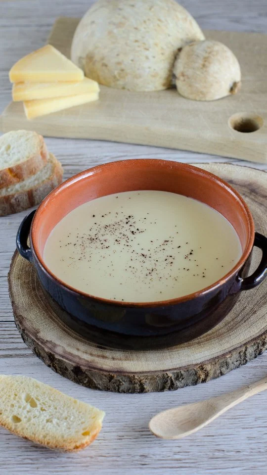 Chi non ha mai sognato di immergere un crostino caldo e fragrante in una cremosa fonduta? 😎

Questo piatto iconico oggi si reinventa con un protagonista d'eccezione: il caciocavallo stagionato in grotta di Deliziosa😍

.

Per ottenere un risultato perfetto ti consiglio di prestare attenzione a:

La scelta del formaggio: Opta per un caciocavallo di qualità, e dal sapore deciso come quello di Deliziosa

La temperatura: È fondamentale mantenere una temperatura bassa e costante durante la cottura, per evitare che il formaggio si bruci o si separi.

La pazienza: La fonduta richiede tempo e delicatezza. Mescola continuamente con una frusta a mano senza affrettare i tempi.

.

Siete pronto a realizzarla con me? 😎

.

Ingredienti: 

160 gr di caciocavallo stagionato in grotta di Deliziosa

350 gr di latte

30 gr di burro

20 gr di farina 00

.

.

@deliziaspa

#unsaporechetipuglia #nunziabellomo

#deliziaspa  #caciocavallo #caciocavallostagionatoingrotta 

#deliziosa #fonduta 

#puglia #dietamediterranea

..

.

.

.

.

Come fare la fonduta con il caciocavallo | ricetta con caciocavallo | ricetta fonduta | come ottenere una fonduta perfetta | dieta mediterranea