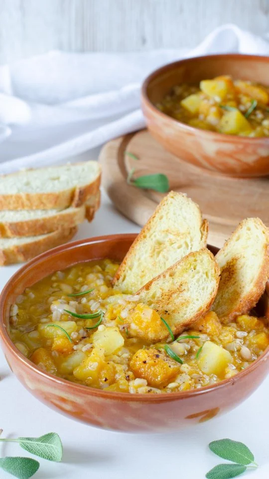 Pronto a coccolarti con una zuppa calda e nutriente? 😍☺️
Profumi semplici di casa e di famiglia, dove la Zuppa di patate zucca e farro diventa la coccola perfetta per perdersi e ritrovarsi💓
.
Prova questa ricetta e dimmi cosa ne pensi!
.
Zuppa di patate zucca e farro

Ingredienti: 

2 patate
500/600 gr di zucca
1 cipolla
olio extra vergine di oliva
mazzetto di aromi (rosmarino salvia timo)
acqua di cottura
200 gr circa di fagioli precotti
sale
150 gr di farro
rosmarino per impiattamento
.
.
.
#nunziabellomo #zuppa #piattounico #zucca #farro #vegetale #dietamediterranea
.
.
.
Piatto unico | come utilizzare il farro | ricetta vegetariana | zuppa con ortaggi e farro | dieta mediterranea