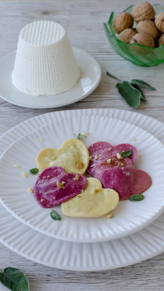 ❤️ Ravioli a forma di cuore, fatti in casa con tanto amore! 
.
Pasta all'uovo colorata con la barbabietola e non ed un ripieno di ricotta Deliziosa fatta di tanto buon latte 100% pugliese e dalla cremosita’ irresistibile, speck e noci…
un'esplosione di gusto perfetta per San Valentino🍷💞
.
pronti a realizzarli con noi? 
.
Ingredienti:
200 gr di ricotta vaccina di Deliziosa
1 quartino di radicchio
mezza cipolla rossa
q.b. acqua
q.b. olio extra vergine di oliva
q.b. sale
100 gr di speck tagliato a tocchetti
q.b. burro
q.b. noci
q.b. salvia
Ingredienti per la pasta all’uovo alla barbabietola:
150 gr di farina 00
1 uovo
1 pizzico di sale
50 gr di barbabietola triturata
Ingredienti per la pasta all’uovo bianca:
100 gr di farina 00
1 uovo
1 pizzico di sale
.
.
.
@deliziaspa 
.
.
..
.
 #deliziosa #unsaporechetipuglia #Deliziaspa #nunziabellomo  #ricotta #sanvalentino #ravioli #cuore #ricetta #fattoincasa #pastaalluovo #puglia