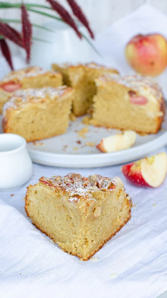 Torta di mele e ricotta con farina di mandorle senza lattosio 🥰😜
.
Tra le torte più soffici e umide che io abbia mai mangiato😎
.
La sofficità data della ricotta e l’umidità donata dalla farina di mandorle lo rende un dolce davvero perfetto💕💕💕
.
Pronto a realizzarlo anche tu? Segna tutti gli ingredienti:
120 gr di zucchero di canna integrale
200 gr di ricotta (la mia senza lattosio)
150 gr di farina 00
100 gr di farina di mandorle
3 uova (150 gr)
90 gr di olio di semi
8 gr di lievito per dolci
1 pizzico di sale
.
Ingredienti per la farcitura:
2 mele 
succo di 1 limone
1 cucchiaio di zucchero di canna
Mandorle sfilettate (tenute in acqua)
.
.
.
.
#nunziabellomo #foodbloggerbari #tortamele #colazione #colazioneitaliana #food