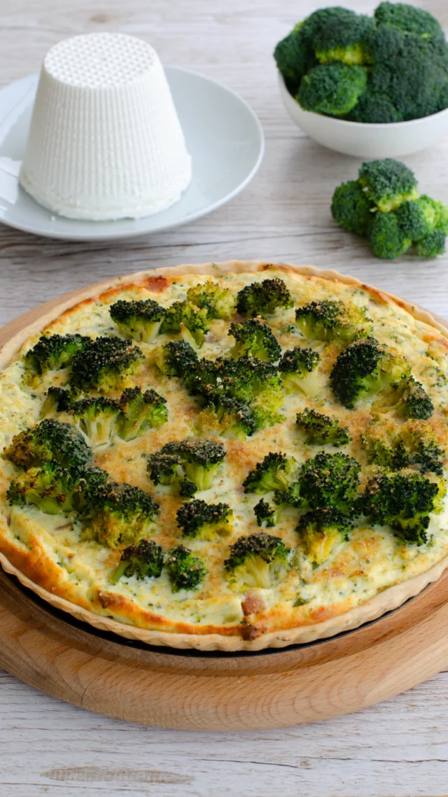 Pronti a portare in tavola un’esplosione di gusto? 🥰

Oggi vi propongo una ricetta che celebra i sapori di questa stagione: la crostata salata con broccoli, prosciutto e ricotta Deliziosa😊
.
Un connubio davvero irresistibile, un vero e proprio trionfo di sapori. 
.
La dolcezza dei broccoli, ortaggi invernali per eccellenza, si sposa alla perfezione con la sapidità del prosciutto, mentre la ricotta, fatta di tanto buon latte 100% pugliese con la sua cremosità avvolgente, lega tutti gli ingredienti in un abbraccio di gusto.

.
Siete pronti a realizzarla anche voi? 😎

.
Ricetta base per torta salata (brisè)
200 gr di farina 00
15 gr di olio extra vergine di oliva
6 gr di sale
pepe
aromi a piacere (origano)
100 gr di acqua

Ingredienti farcitura: 
150 gr prosciutto cotto tagliato a dadini
2 broccoli
1 fuscello di ricotta Deliziosa
2 patate
2 uova
50 gr di formaggio grattugiato
sale
pepe
noce moscata
formaggio grattugiato per spolvero 
pangrattato
.
.
.

@deliziaspa 
 #deliziosa #unsaporechetipuglia #nunziabellomo  #ricotta #crostatasalata #ricotta #broccoli #pastabrisèallolio  #deliziaspa #puglia

.

come realizzare una crostata salata | pasta brise all’olio come base per crostatae | dieta mediterranea