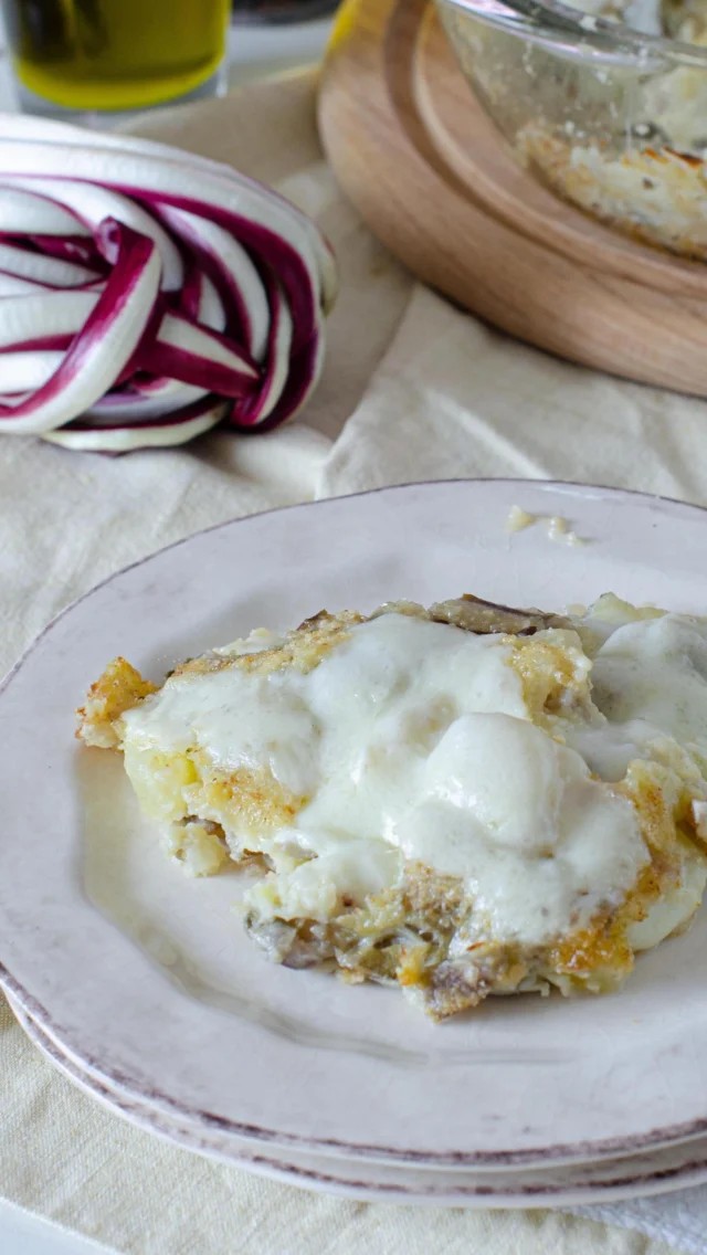 ✨ Sformato di radicchio e patate con scamorza ✨
Questo sformato è un’esplosione di sapori e consistenze: la dolcezza delle patate si sposa alla perfezione con l’amaro del radicchio, creando un equilibrio gustativo che conquista al primo assaggio. Un piatto che racconta la storia di un mese di transizione, un omaggio alla stagionalità e al benessere 🌿
.
Vi piace questa proposta?
..
.
.
RICETTA COMPLETA SU www.nunziabellomo.it
📝 Ingredienti:
1 cespo di radicchio tardivo di Treviso
1 cipolla rossa
2 patate lesse
2 uova 
sale
pepe
40 gr di formaggio
olio extra vergine di oliva
pangrattato
1 scamorza 

🥄 Procedimento:
Affettiamo il radicchio e la cipolla 
Facciamo appassire la cipolla e poi aggiungiamo il radicchio.
Lessiamo le patate in acqua e sale.
Una volta cotte le peliamo e le tagliamo a tocchetti.
Le mettiamo in ciotola e le schiacciamo con una forchetta così da farle restare grumose.
Aggiungiamo il radicchio, le uova, il sale, il pepe e il formaggio.
Ungiamo una pirofila con un filo di olio e distribuiamo il pangrattato.
Facciamo uno strato di composto e poi inseriamo le fette di scamorza. 
Copriamo con altro composto di patate e radicchio
Ultimiamo con formaggio, sale, olio e pangrattato
Inforniamo a 180 gradi modalità statica per circa 40 minuti.✨

🔥 un piatto unico perfetto
.
.
.
#nunziabellomo #foodblogger #dietamediterranea #puglia