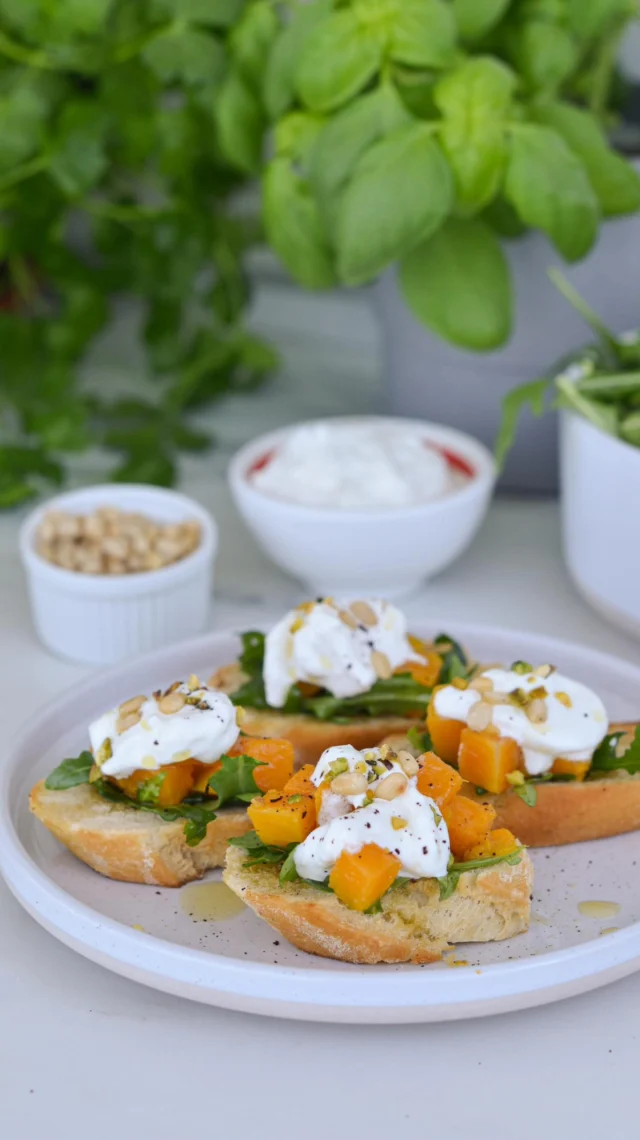 I crostoni di pane con zucca e stracciatella sono un’esplosione di sapori e colori, un piatto che conquista al primo assaggio 🥰
La combinazione di ingredienti freschi e di qualità, unita alla semplicità di preparazione, li rende perfetti per ogni occasione.😎
.
La Stracciatella Deliziosa con la sua cremosità avvolgente, è il tocco finale che rende questa proposta irresistibile che si distingue per la sua qualità e il suo sapore autentico.
.

Ingredienti.

1 baguette
1 confezione di stracciatella Deliziosa
mezza zucca violino
mezza cipolla rossa
foglie di salvia
rametti di rosmarino
acqua di cottura (già salata)
30 gr di pinoli
olio extra vergine di oliva
sale
pepe

Preparazione: 

Tagliamo la zucca a cubetti e la cuociamo per circa 20 minuti in padella con olio cipolla e aromi
Aggiungendo acqua di cottura già salata quando serve.
Tostiamo i pinoli e poi le fette di pane condite con olio extra vergine di oliva, sale e pepe
Assembliamo i crostoni mettendo sulla base dei ciuffi di rucola (scondita), un cucchiaio di zucca, la stracciatella, i pinoli, olio extra vergine di oliva e pepe.
.
.
.
.
@deliziaspa 
 #deliziosa #unsaporechetipuglia #nunziabellomo  #stracciatella #crostoni #ricotta  #deliziaspa #puglia

.

come realizzare dei crostoni | stracciatella e crostoni| dieta mediterranea