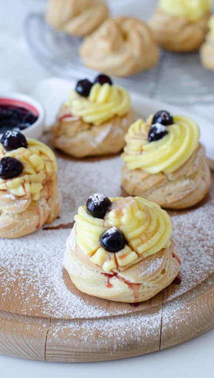 Zeppole al forno con crema pasticcera e amarene 🥰😍 (-1 giorno a San Giuseppe!! )
La ricetta è quella di sempre.. ed è super collaudata😎😎
Seguite il video e la ricetta passo passo ..In questo modo otterrete delle zeppole a dir poco perfette🥰😉
.
Trovate tutto scritto qui in CAPTION ma per ogni altro dettaglio scrivetemi in direct🌟
…
Allora.. pronti a realizzarle anche voi? ✨✨
.
Per la pâte à choux
Ingredienti:
150 gr di acqua a temperatura ambiente
100 gr di burro
120 gr di farina 00
10 gr di zucchero semolato
5 gr di sale
180 gr di uova sbattute

Cuoci in forno statico a 200 gradi per i primi 10 minuti
poi abbassa a 180 gradi e cuoci per 20 minuti
Poi apri appena il forno, mettendo un cucchiaio in legno bloccato vicino lo sportello e cuoci per altri 10 minuti.
SOLO A questo punto spegni e apri il forno lasciando però all’interno le zeppole.
.
Crema pasticcera:
Ingredienti:
400 gr di latte
100 gr di panna fresca
150 gr di zucchero
150 gr di tuorlo
20 gr di amido di riso
20 gr di amido di mais
semi bacca vaniglia
.
.
.
#nunziabellomo #zeppole #zeppolealforno #puglia #sangiuseppe #festadelpapa #dietamediterrana